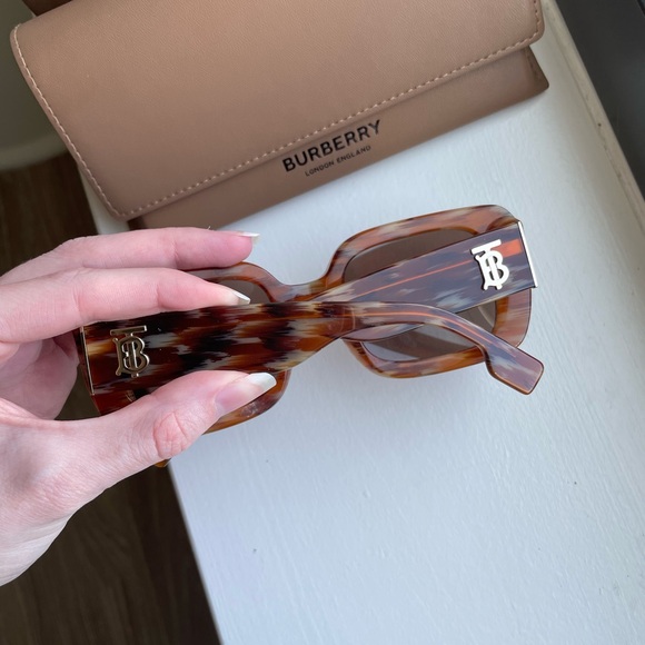 Burberry Women’s Delilah Sunglasses Deer Havana EUC #BE4327 Made in Italy - Picture 2 of 15